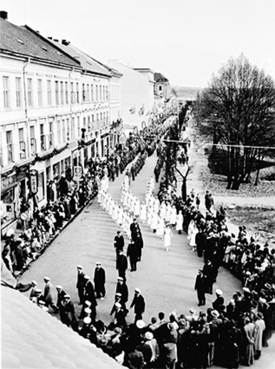 Anno Domkirkeodden, OPPTOG I STRANDGATA UNDER BYJUBILEET 1949, MYE FOLK