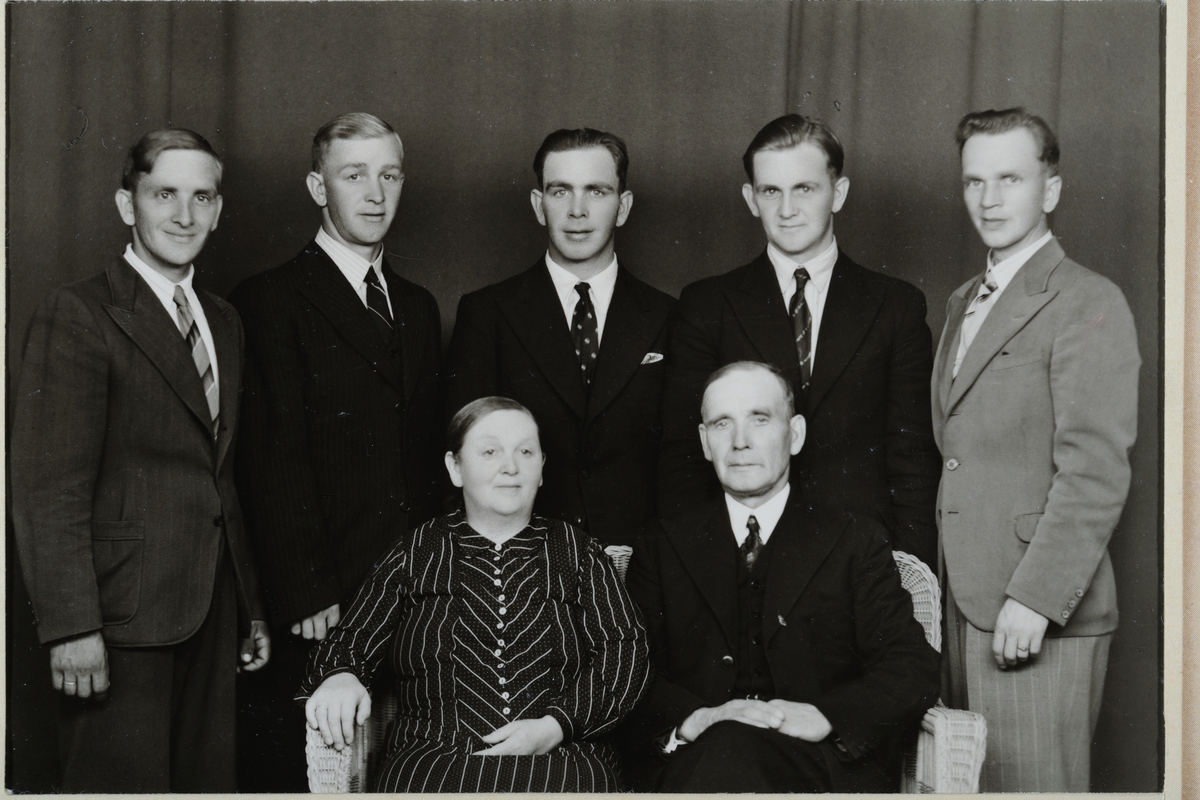 Ukjent, Familiegruppe 7, Westgaard ca. 1948. Foran sittet Karen og Emil Westgaard. Bak f. v. Erling, Gunnar, Reidar, Johan og Even Westgaard..