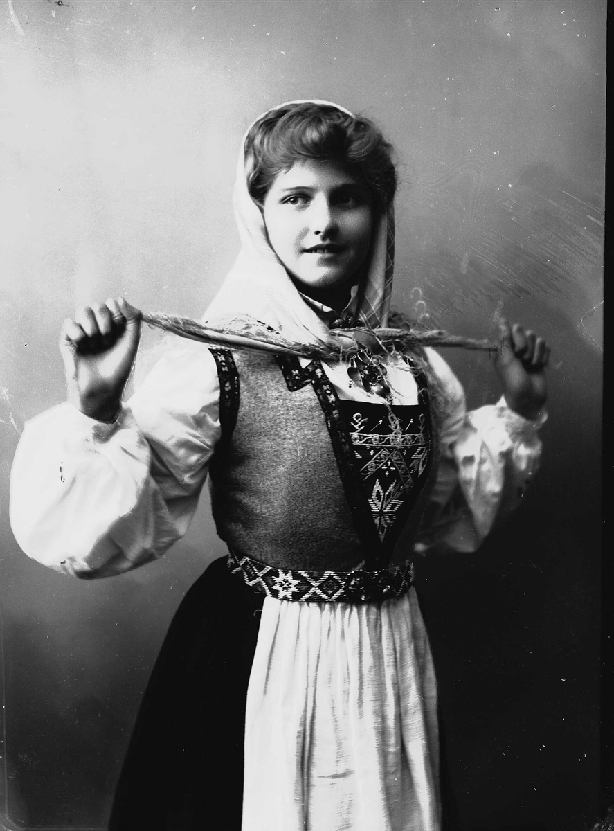 Solveig Lund, Studioportrett av kvinne i drakt med oppsatt hår og sjal.