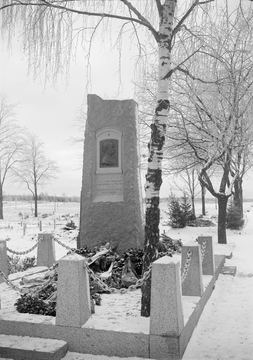Henri Osti's Fotografiateliér, Oscar Alins grav, Uppsala gamla kyrkogård, Uppsala före 1914