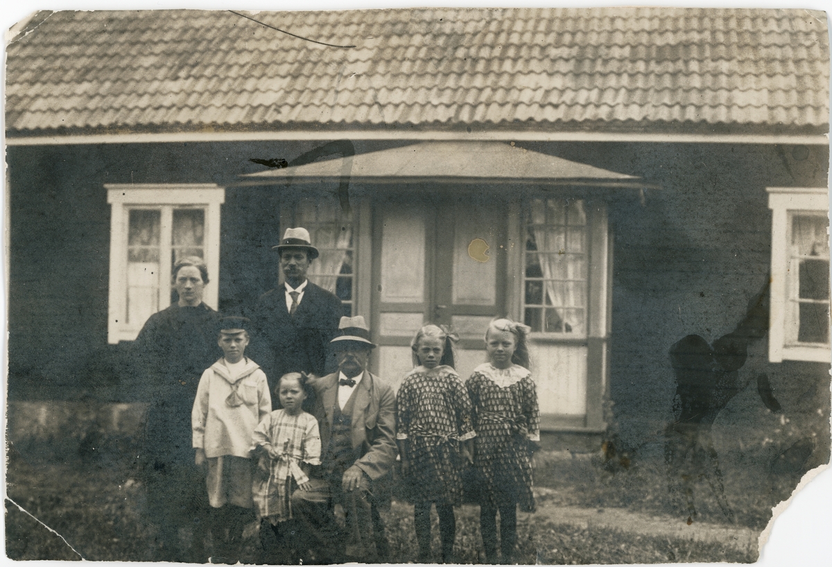 Okänd,, Familjen Sundqvist utanför hemmet, Tjälinge, Uppland 1924