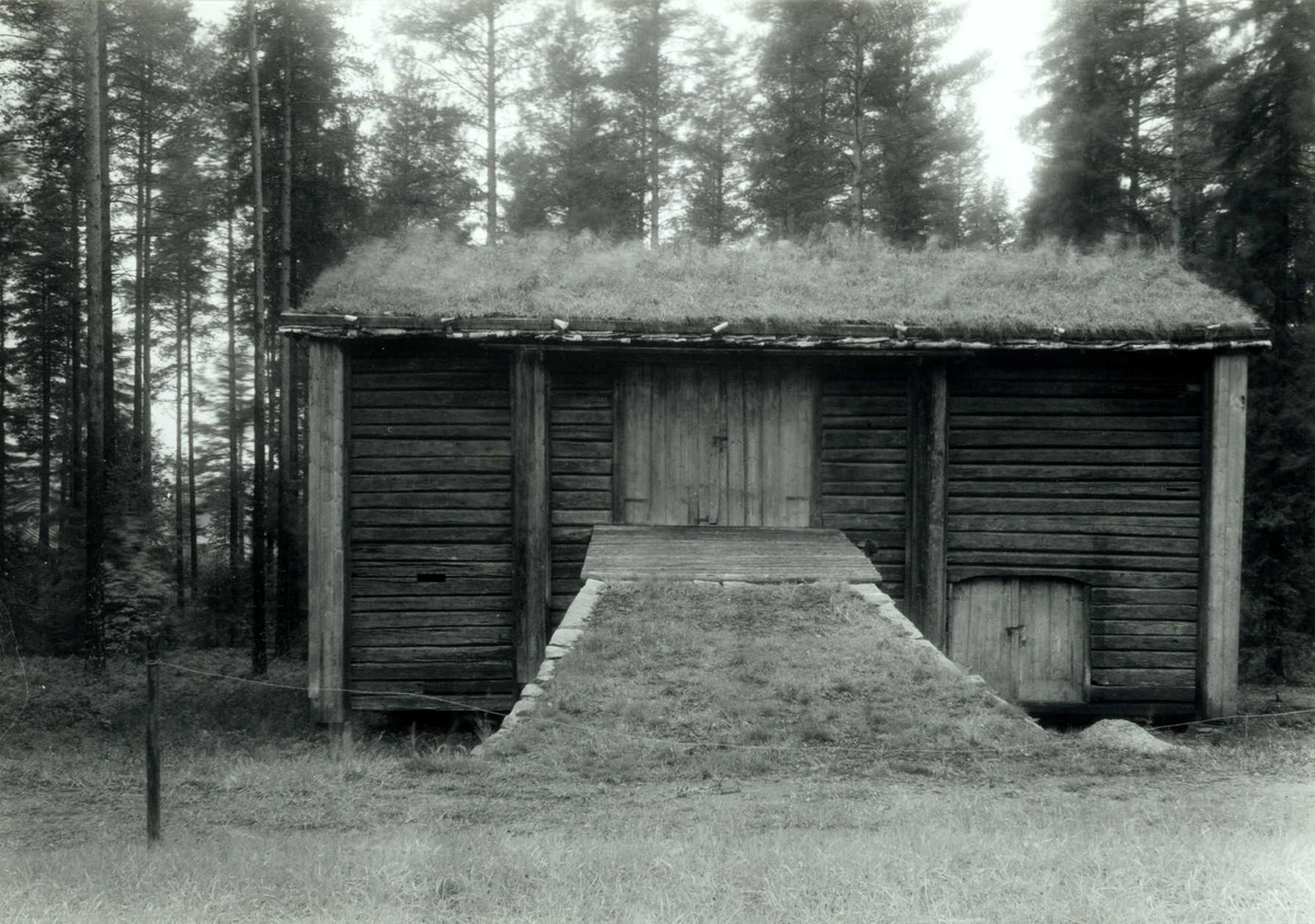 Gisle Midttun, Skjefstad, Elverum, Sør-Østerdal, Hedmark. Stallåve med låvebru og torv på taket. Nå på Glomdalsmuseet.