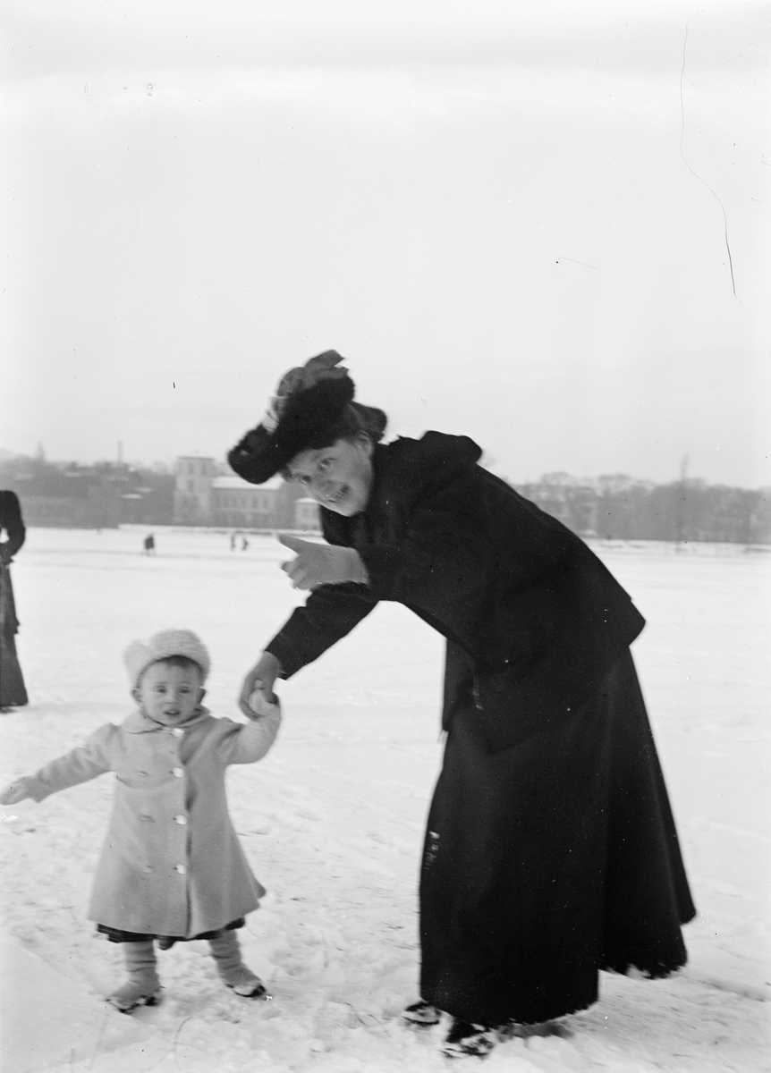 Okänd,, Christiane Liljefors med sonen Alf ute i snön, sannolikt i Sverige