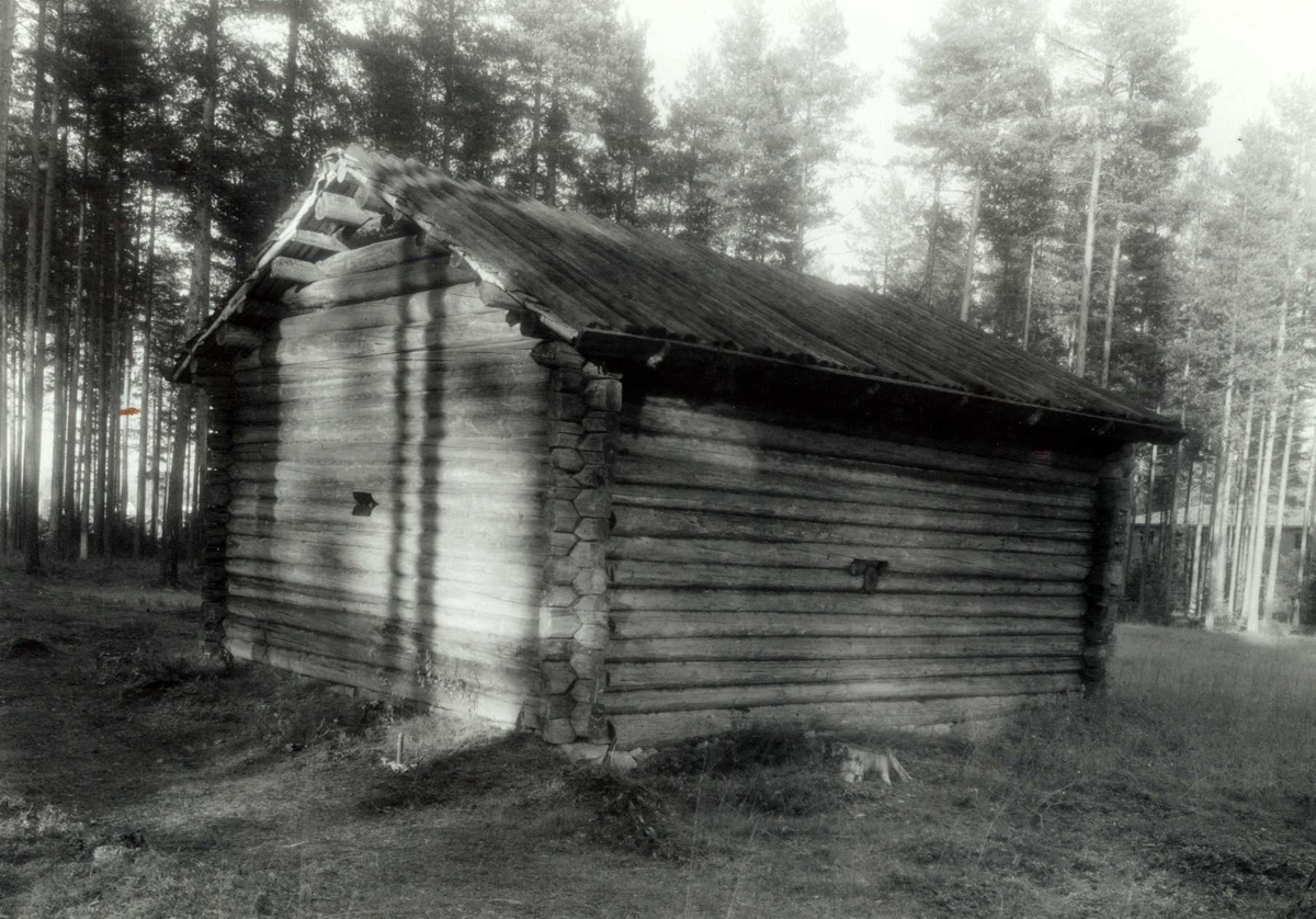 Gisle Midttun, Kalneset, Grue, Hedmark. Badstue i tømmer. Nå på Glomdalsmuseet.