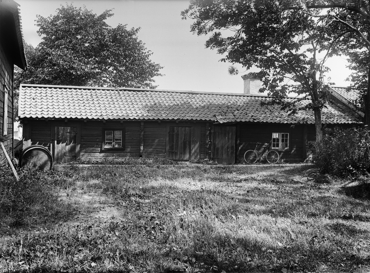 Paul Sandberg, Uthus vid gamla prästgården, Danmarks socken, Uppland, sannolikt 1920-tal