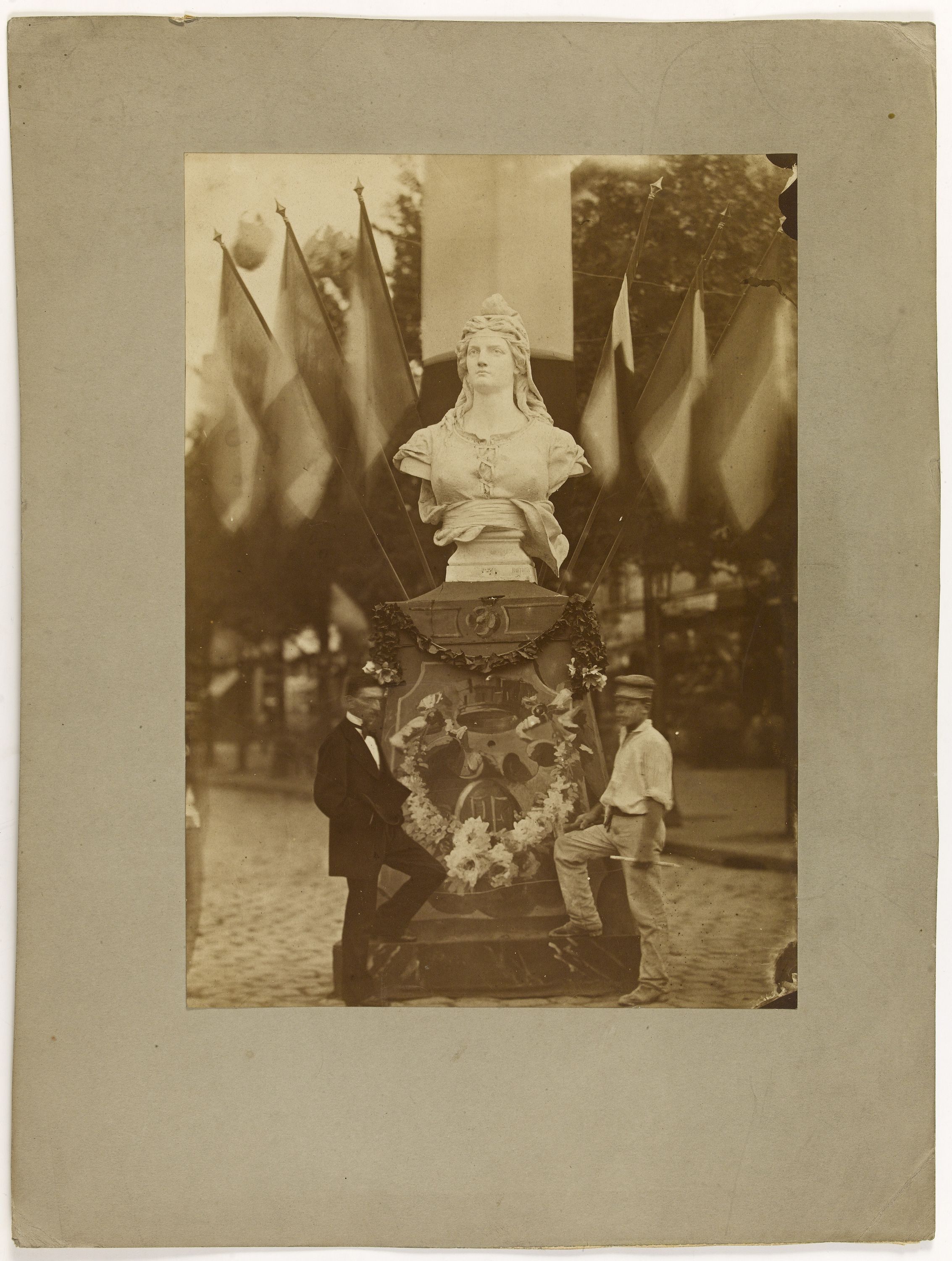 Anonyme, Portrait de deux hommes posant au pied d'une buste d'une Marianne