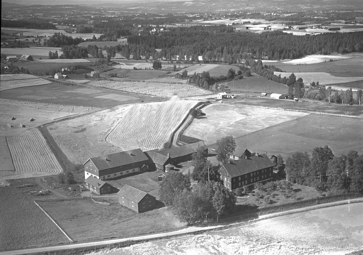 Widerøes Flyveselskap A/S, FLYFOTO SANDE I ROMEDAL. Den gamle låven bakerst til høyre i tunet ble revet i løpet av 1970-tallet, ellers har gården stort sett de samme husene i 2012.