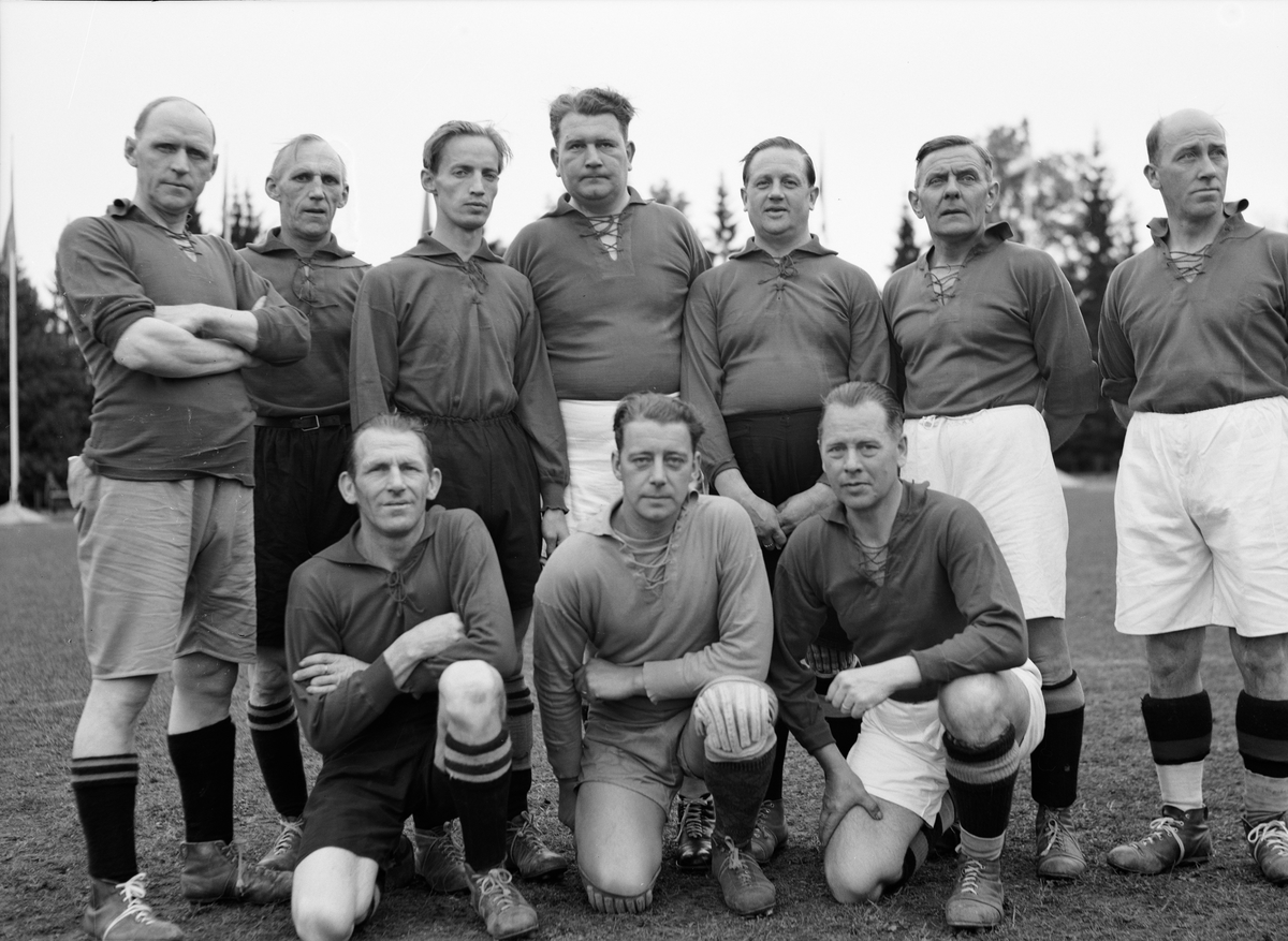 Paul Sandberg, "Luftskyddets dag. Stort intresse bland Upsalaborna" - fotbollslag med "forna fotbollsstjärnor" - Studenternas Idrottsplats, Kronåsen, Uppsala oktober 1942
