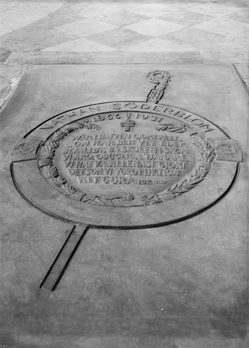 Paul Sandberg, Ärkebiskop Nathan Söderbloms gravhäll i Uppsala domkyrka, Uppsala
