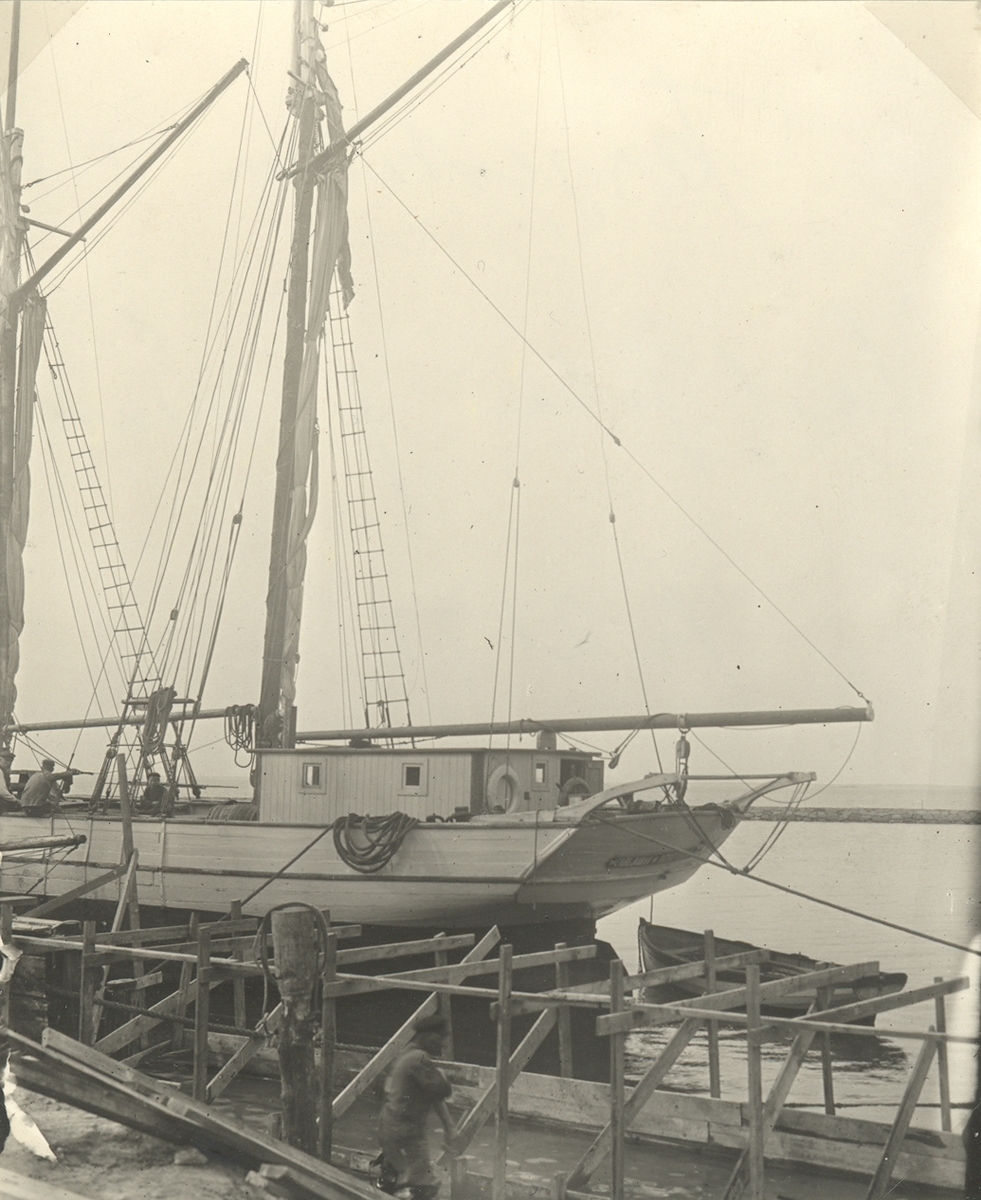 Okänd fotograf,, Skonaren Carl Johan av Mönsterås. Byggd 1876 vid Sjötorp, Göta Kanal. 1910 hemma i Västervik, 1919 i Mönsterås., redare och befelhavare C.J. Johansson, Mölstad. "Vänerskuta" med de typiska stående gafflarna, bred och lastdryg som alla vänerskutor.