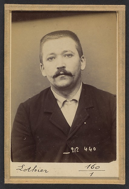 Alphonse Bertillon, Lothier. Gaston. 27 ans, né le 27/12/66 à St Thomas (Charente-Inférieure). Menuisier. Anarchiste. 1/1/94.