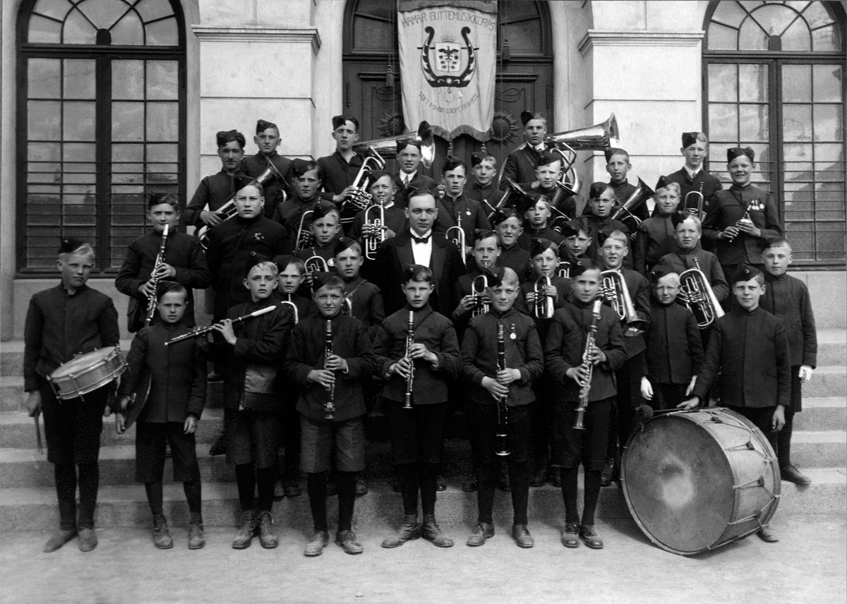 Anno Domkirkeodden, HAMAR GUTTEMUSIKKORPS MED BÅTLUER, FORAN FRIMURERLOSJEN