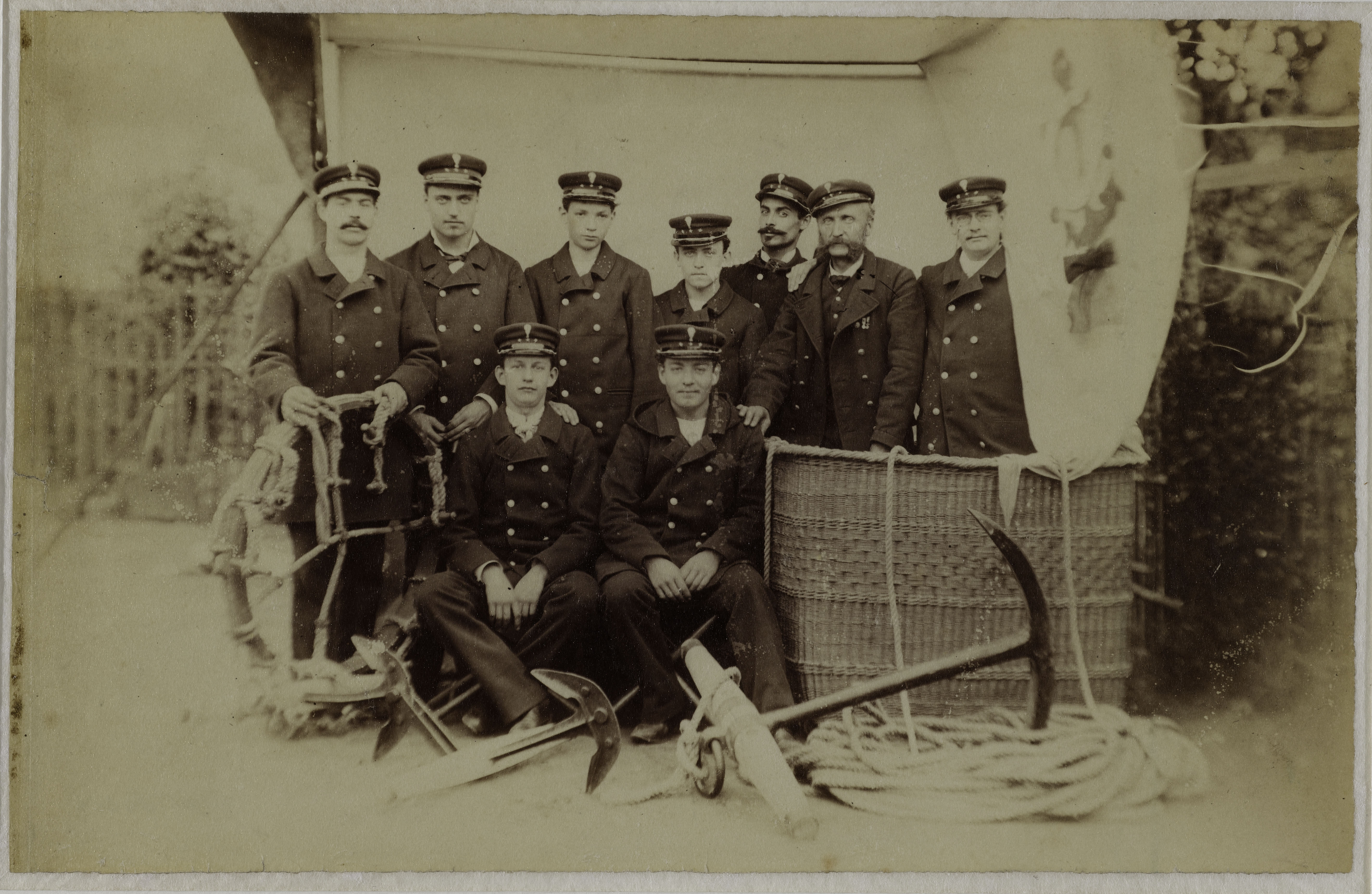 Anonyme, Tours 1870, Portrait d'un groupe de 9 aéronautes (dont Sauzay et Mayandon).