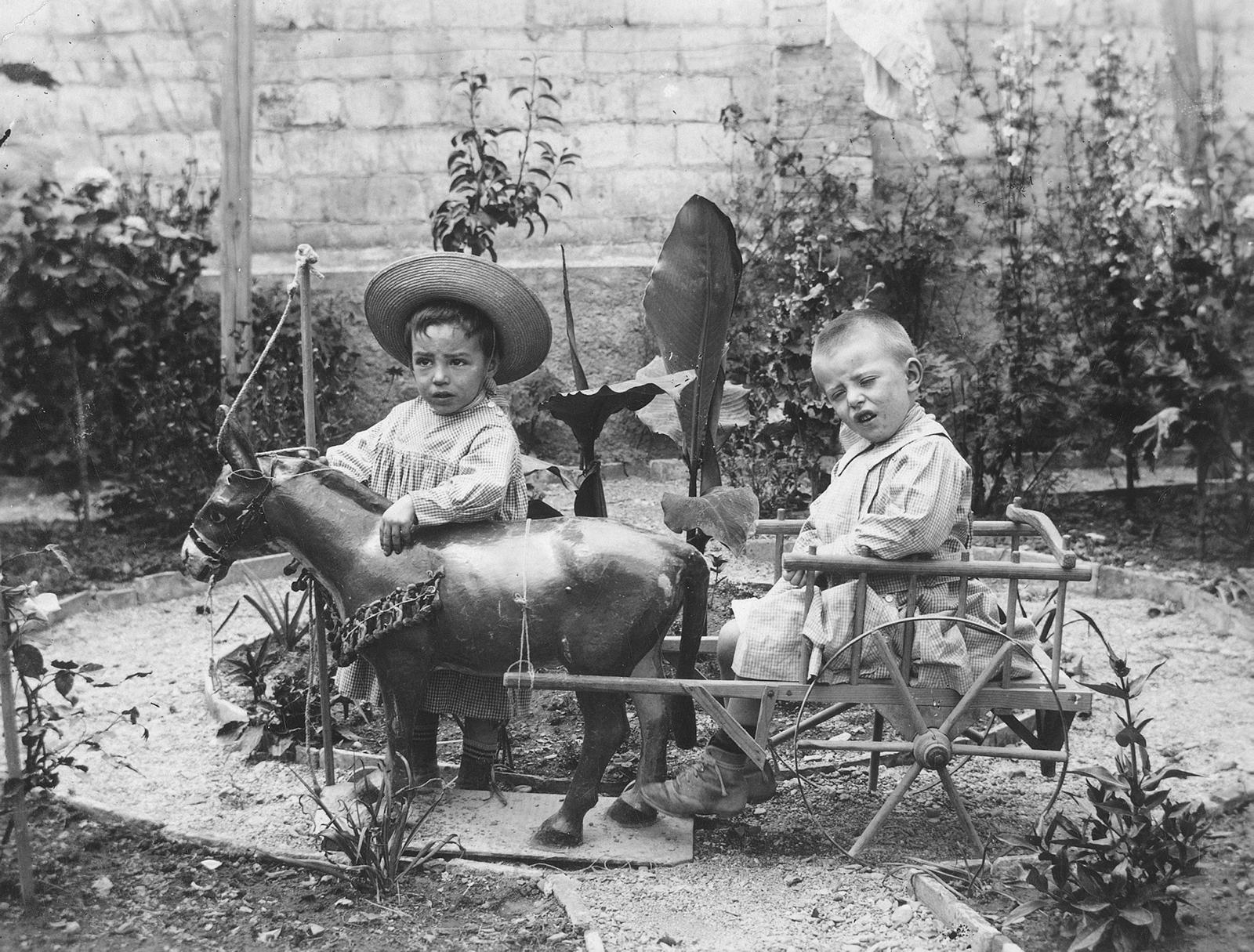 Desconegut, [Portrait of two children]