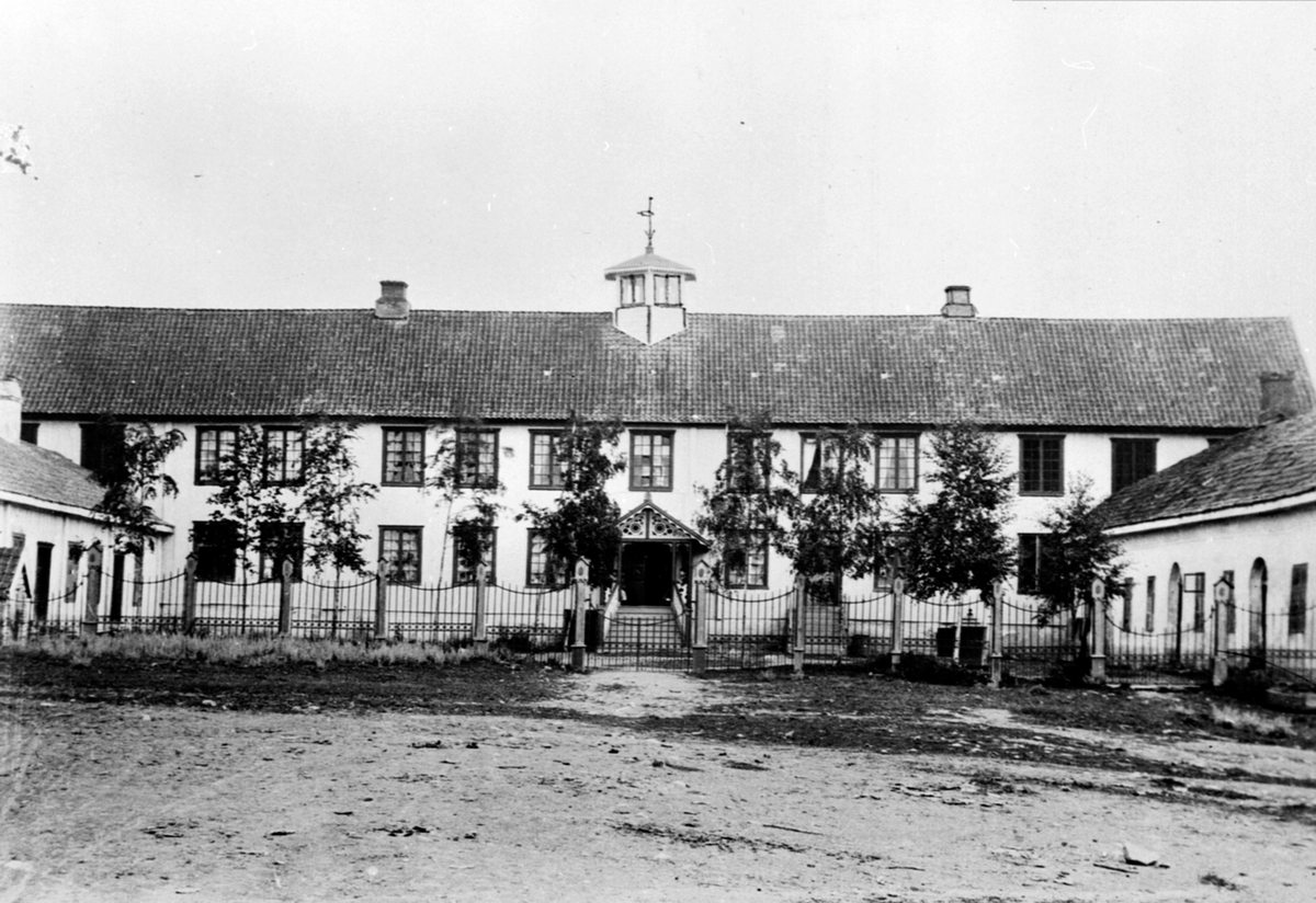 Anno Domkirkeodden, Den gamle hovedbygningen på Hovinsholm, Helgøya som brant ned til grunnen i 1937.