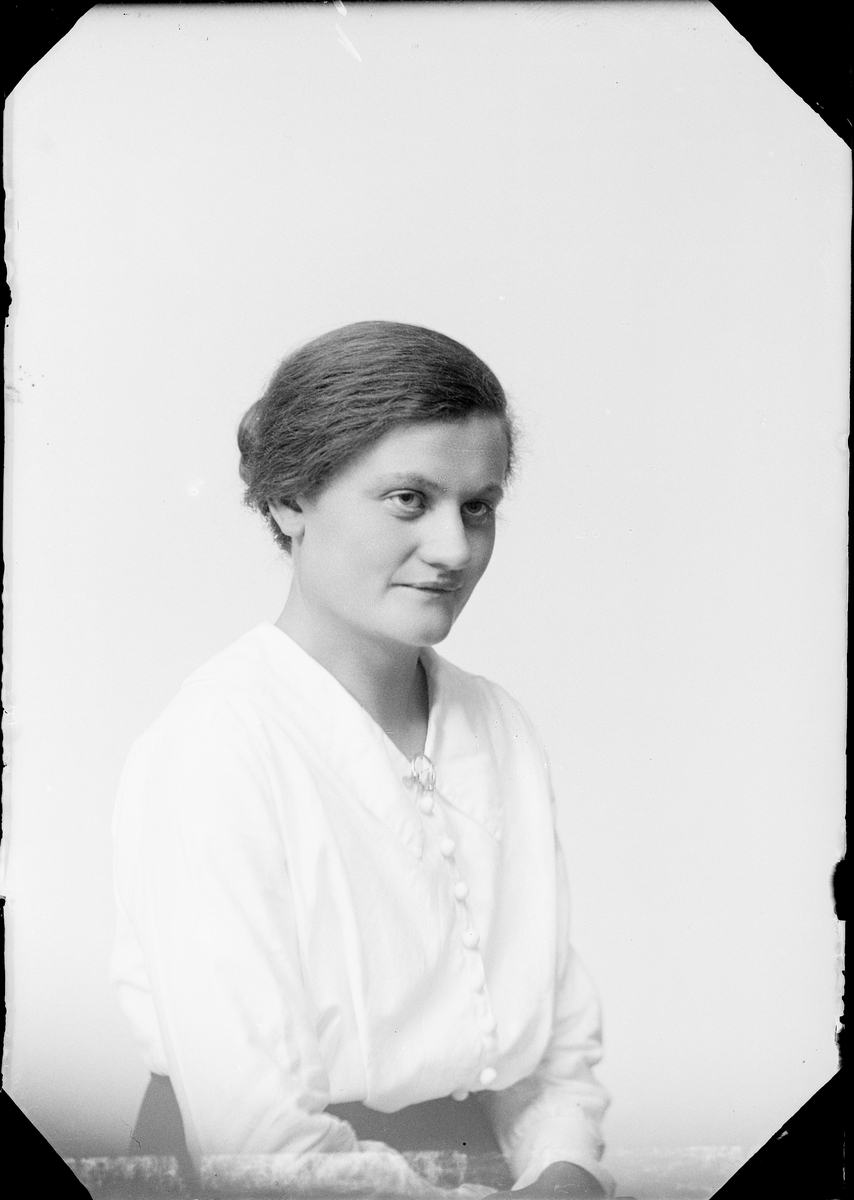 Skötsner-Edhlund, Ateljé Portrait - Anna Pettersson from Singö, Uppland 1923