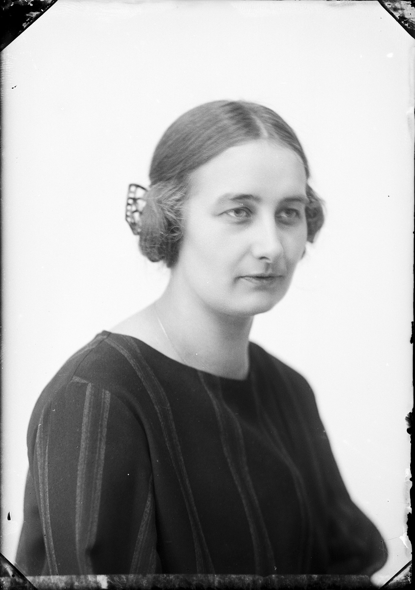 Skötsner-Edhlund, Ateljé Portrait - Nanny Palmé from Öregrund, Uppland 1924