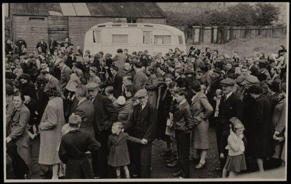 Hinde, John Wilfrid, view of a crowd in front of a caravan