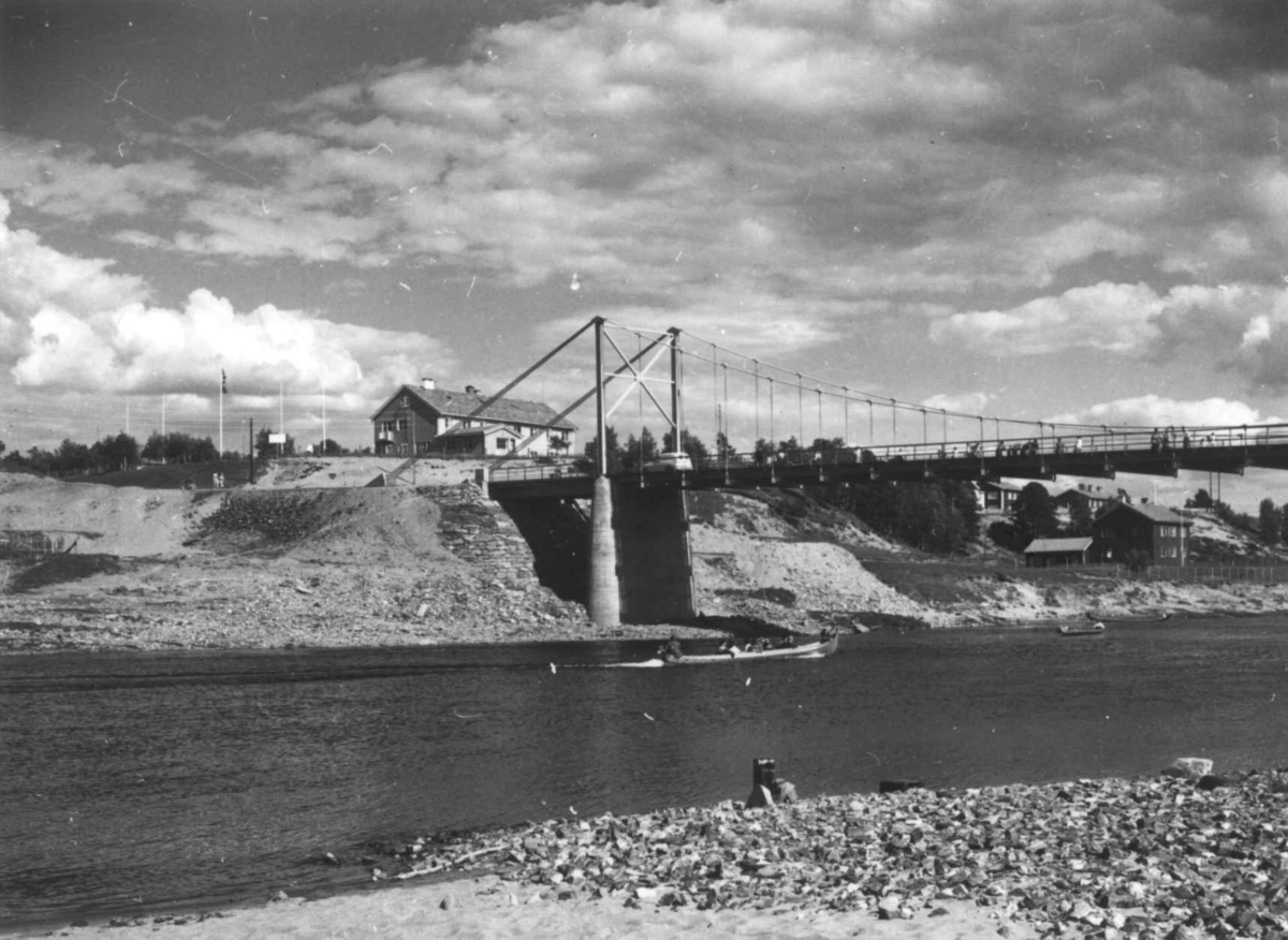 Virginia Raymond Davidson, Karasjok kirkested, med broen og ungdomsskolen, 1959.
