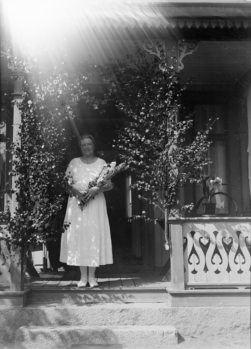 Okänd,, Probably Midsummer Celebration. Christiane Liljefors on the porch for Svensgården, Leksand, Dalarna