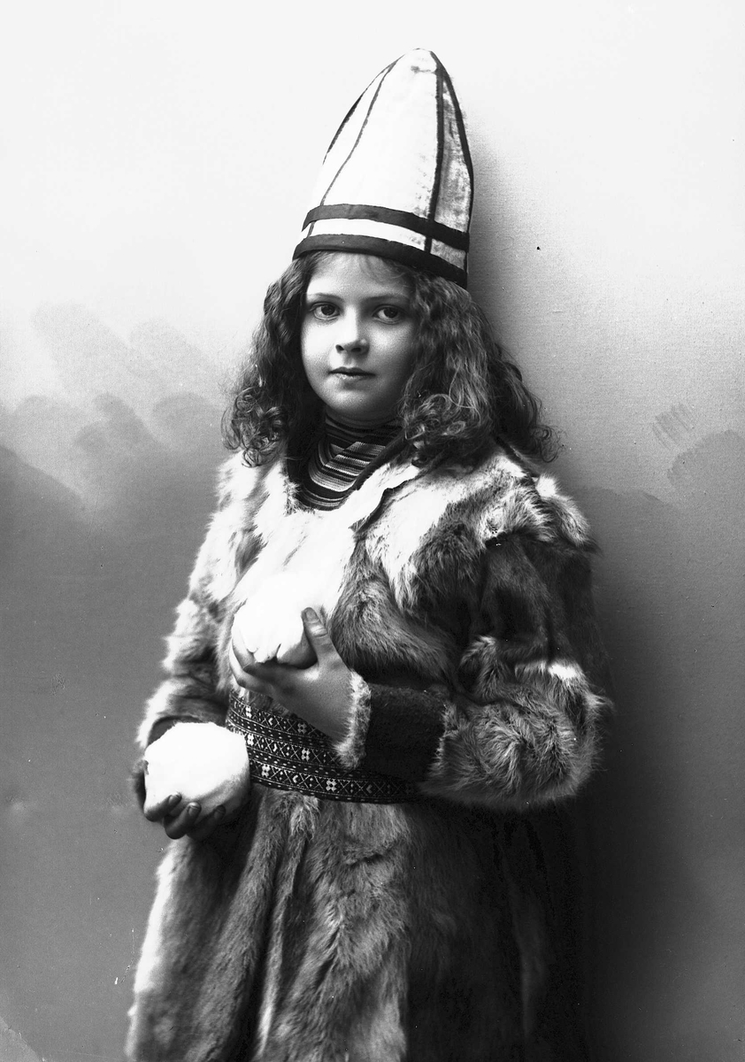 Solveig Lund, Pike i sameliknende drakt med pesk, lue og jukse snøballer i hendene.