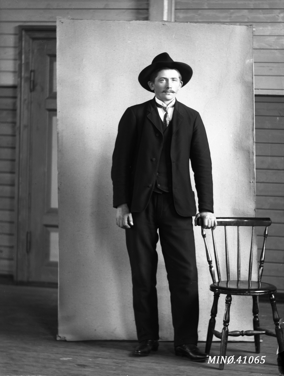 Oscar Holte, Portrett av ung mann med flott hatt - John Granmo