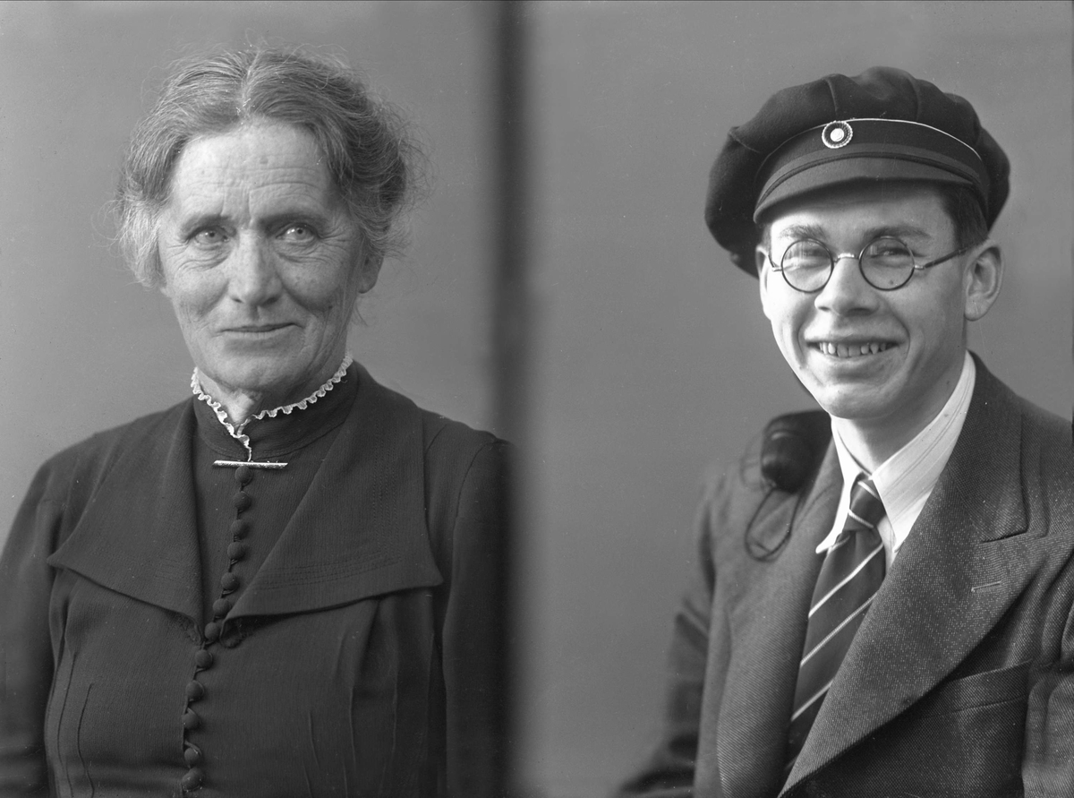 Gustav Borgen, Portrett, to eksponeringer på samme plate. Fru Smedal til venstre, student Hans Egil Hauge til høyre.