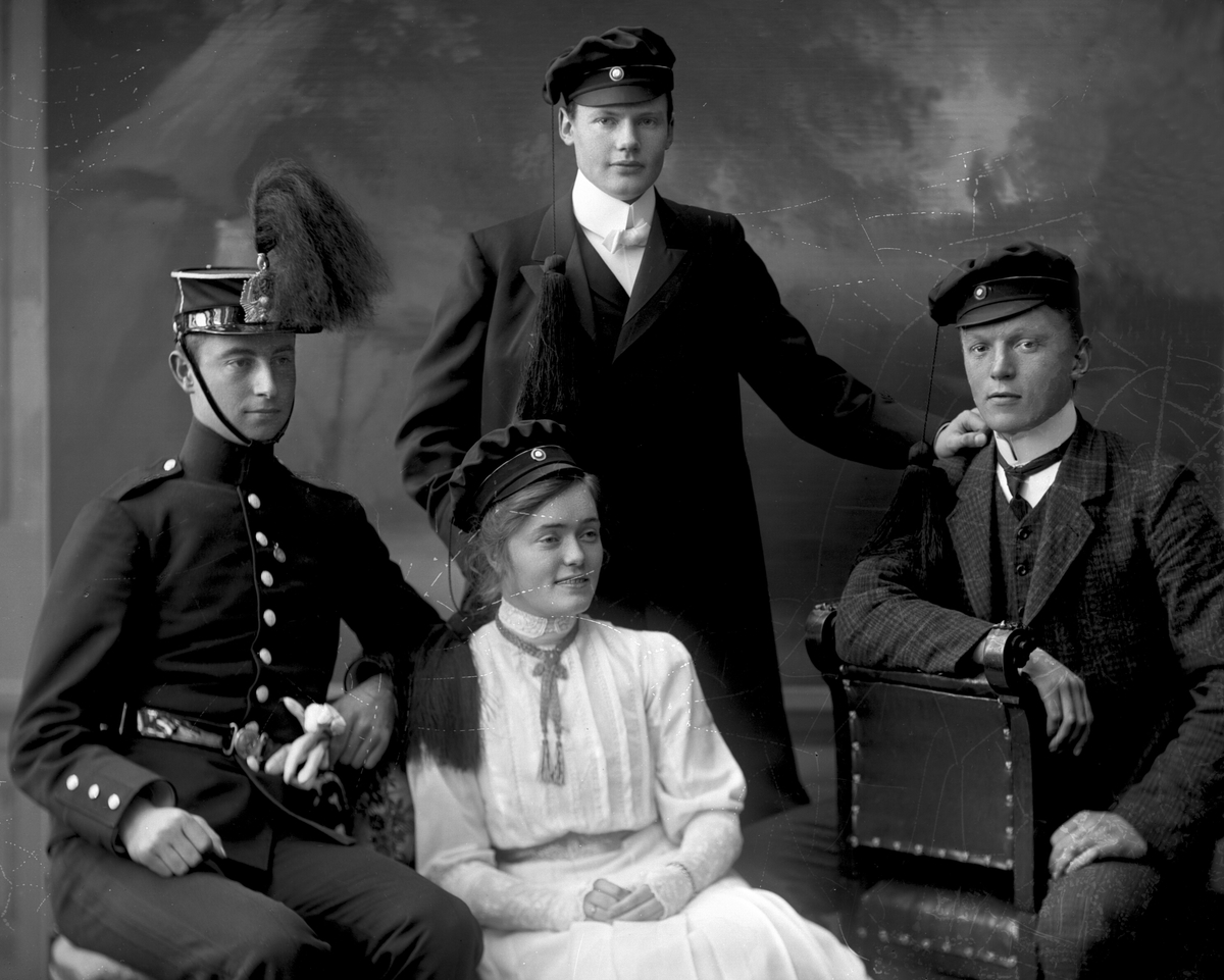 Gustav Borgen, Gruppeportrett, en kadett og tre studenter, en kvinne.