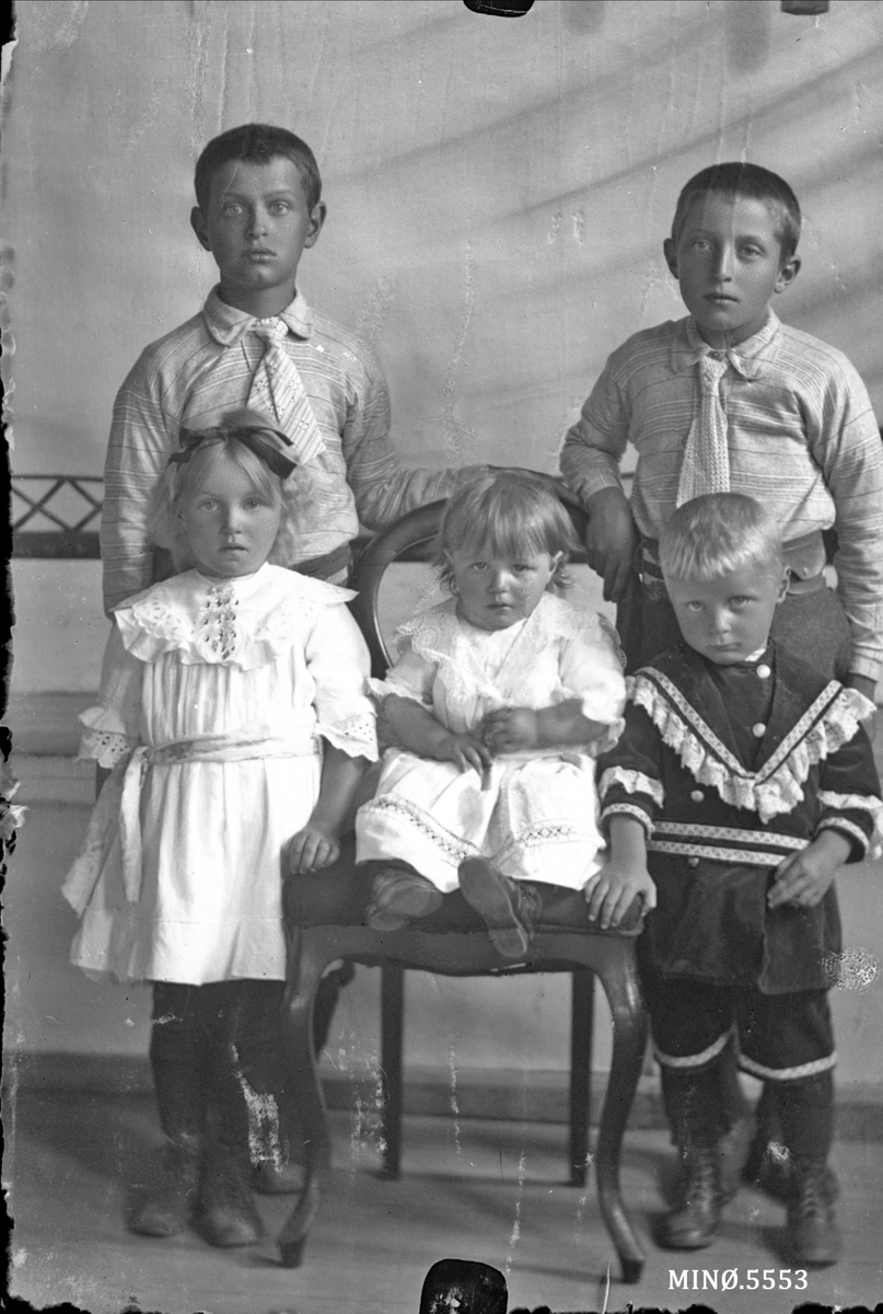 Oscar Holte, Portrett, person, klær,