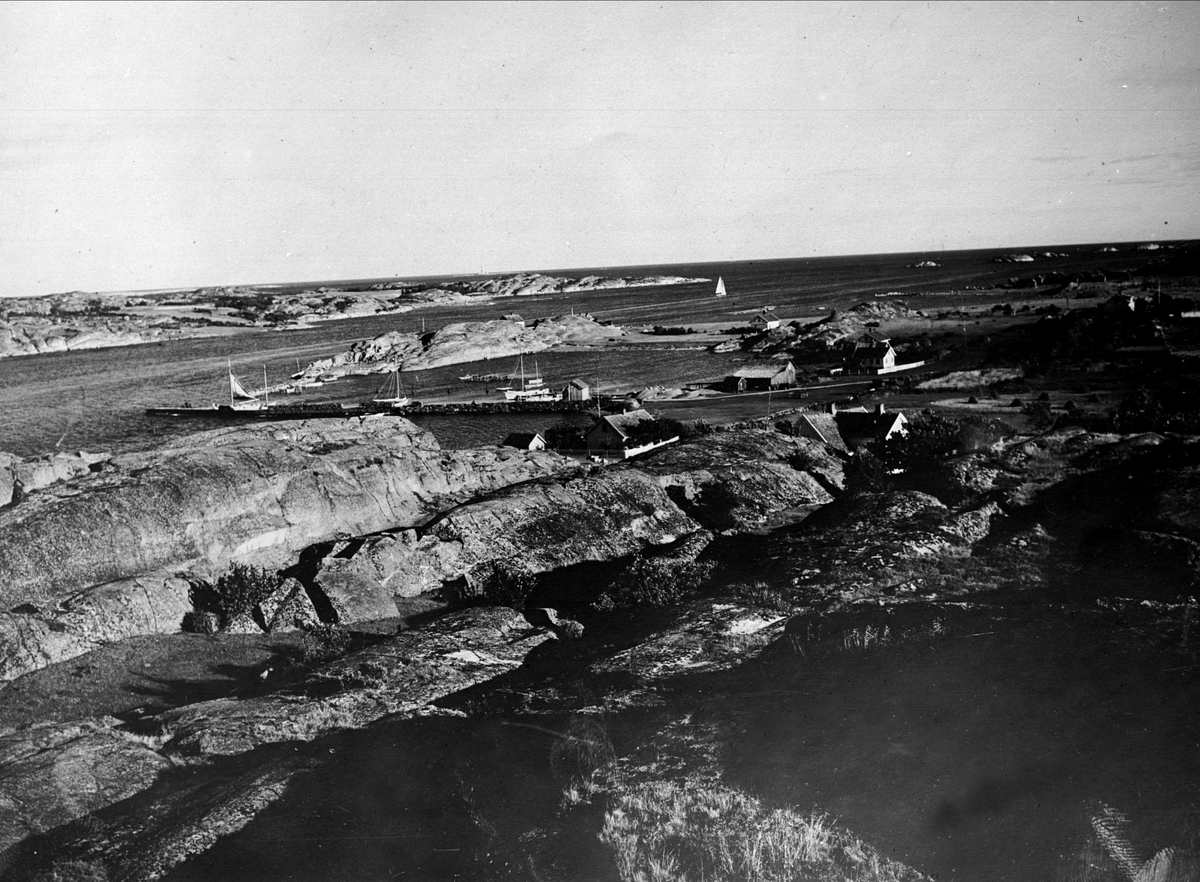 Gustav Borgen, Kystlandskap. Svaberg, kai, båter, hus.