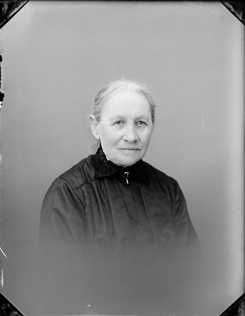 Skötsner-Edhlund, Ateljéporträtt - Hanna Lindgren från Johannisfors, Uppland