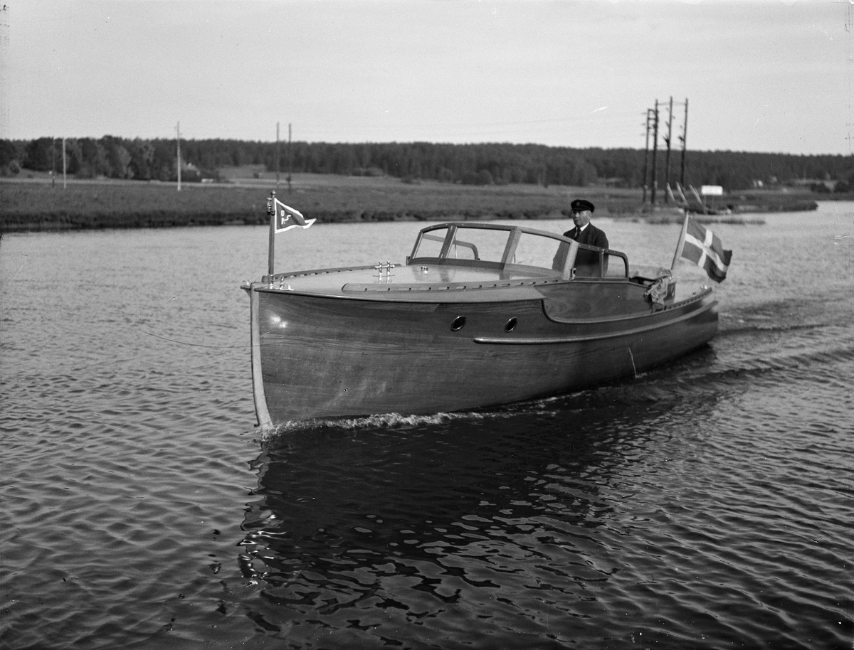 Paul Sandberg, Motorbåt, sannolikt på Fyrisån, Uppsala, 1936
