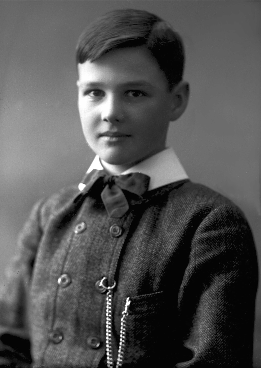 Gustav Borgen, Portrett, unggutt med jakke, lissesløyfe og klokke i jakkelomma. Harald Bjerke.