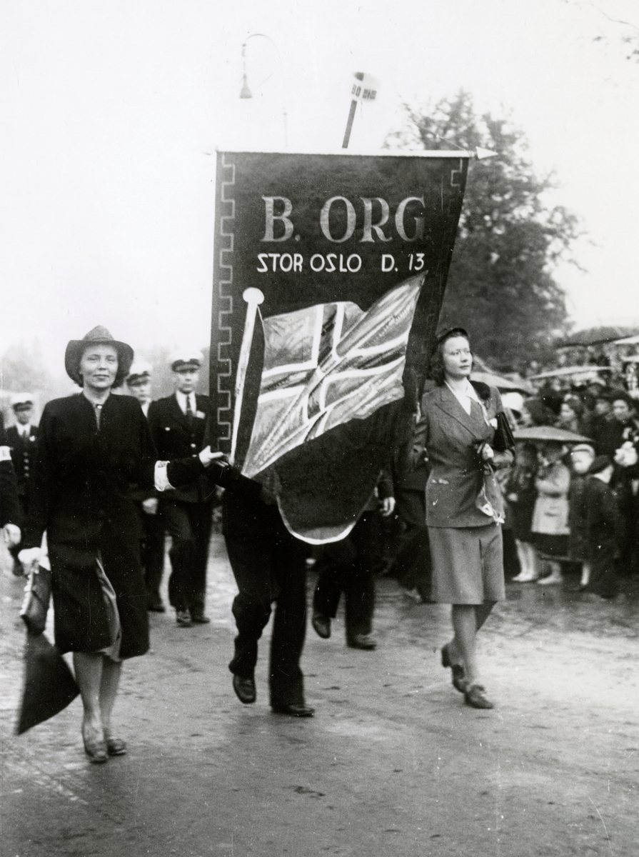 Anders Beer Wilse, Fra fredsdagene i 1945 Fra borgertoget, her på Karl Johans gate. Fane med følgende tekst B.ORG. STOR OSLO D.13.