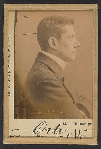 Alphonse Bertillon, Ortiz. Léon. 25 ans, né à Paris. Commis d'architecte. Anarchiste. Voyage ordinairement en bicyclette.