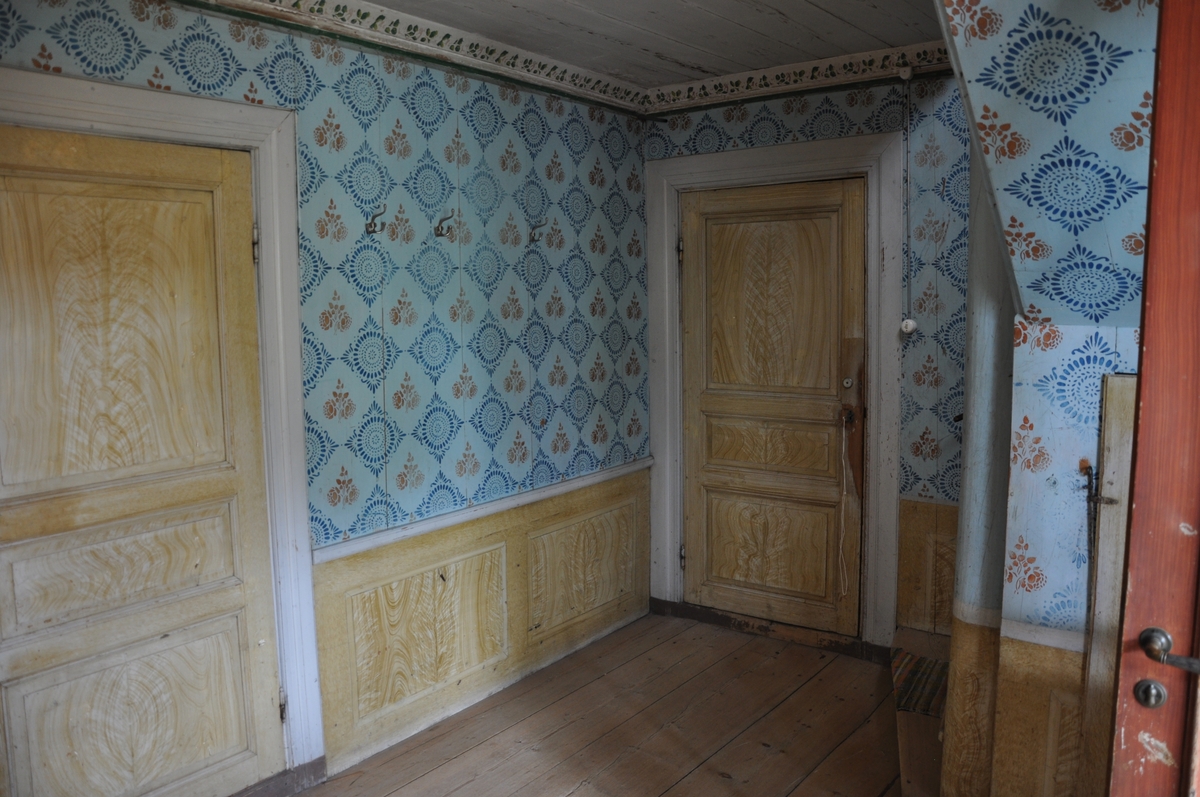 Simon Langwagen, Interiör från förstugan i parstugan på Nygårdsgården i Bingsjö. Byggnaden stod ursprungligen på annan plats i byn men flyttades omkring 18601861 till nuvarande plats som då var åkermark.