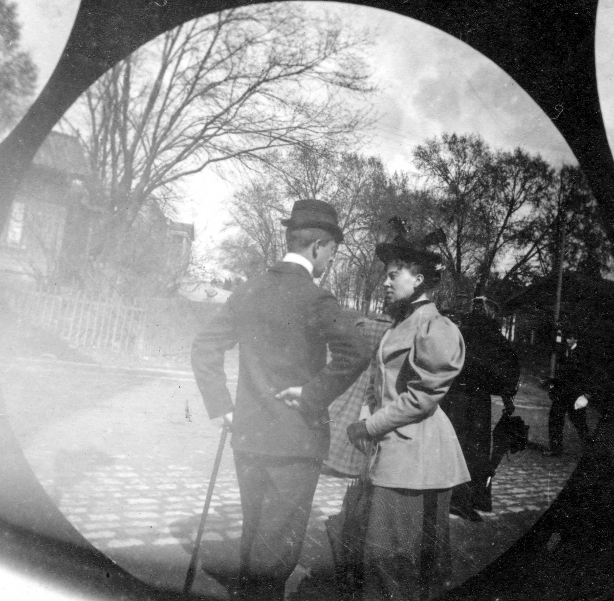 Fredrik Carl Mülertz Størmer, Herman Reimers og Marie Reimers står og prater i ant. villastrøk.