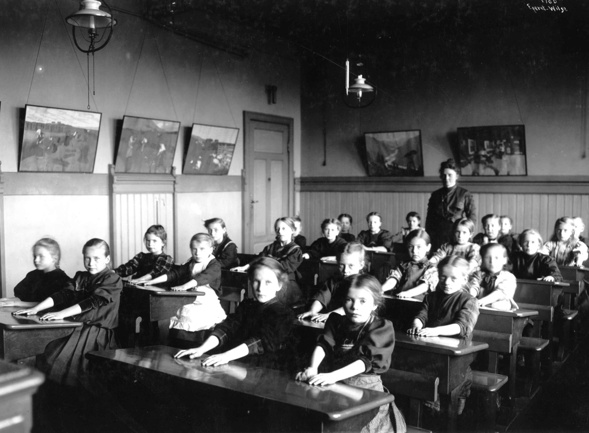 Anders Beer Wilse, Lærerinne Anna Rogstad underviser pikeklasse på Sagene skole.