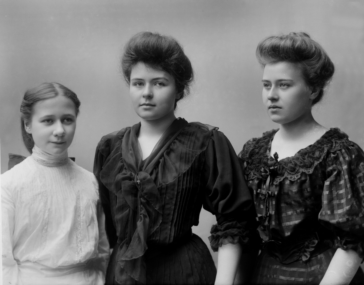 Maria Tesch, Eva De Frese ; barntr.lär Elsa von Arbin, f De Frese Anna von Hofsten f De Frese. Foto: Maria Tesch. Fotograferad i Maria Teschs ateljé som fanns i Linköping åren 1873 - 1936. Digitaliserad efter original glasnegativ som förvaras på Stiftsbiblioteket /Linköpings stadsbibliotek.