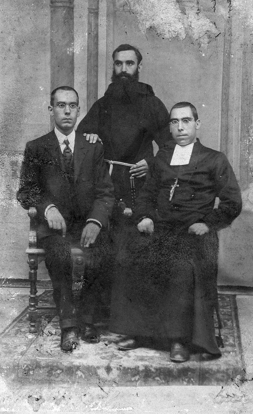 Desconegut, [Portrait of three men]