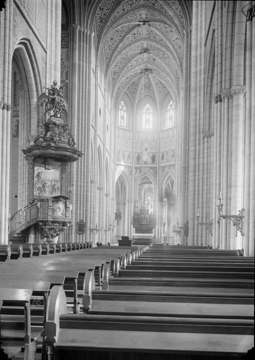 Henri Osti's Fotografiateliér, Mittskeppet efter restaureringen, Uppsala domkyrka, Uppsala sannolikt 1913