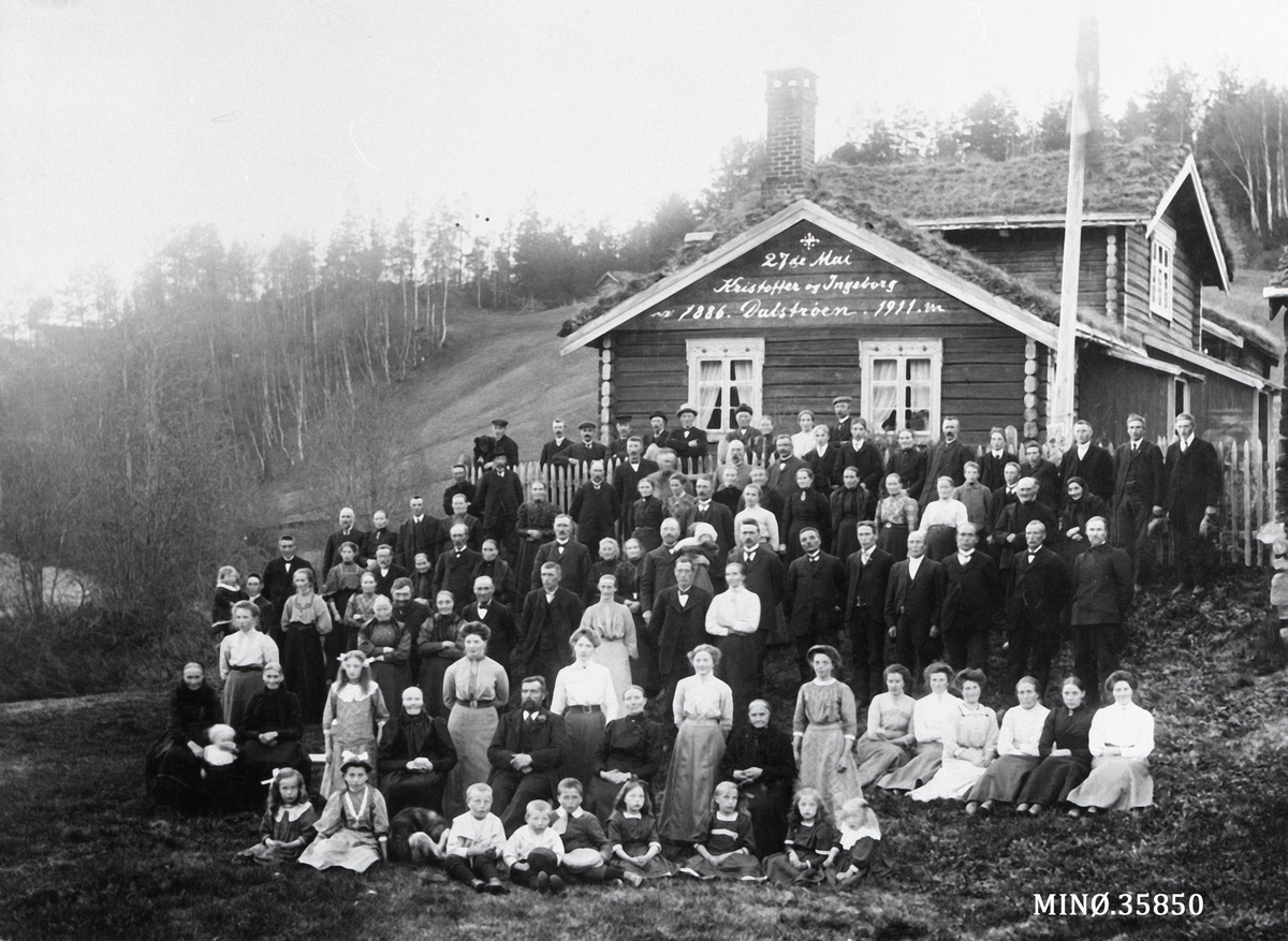 Ukjent, Gruppebilde. Sølvbryllupet til Kristoffer og Ingeborg Dalstrøen 27.5.1911