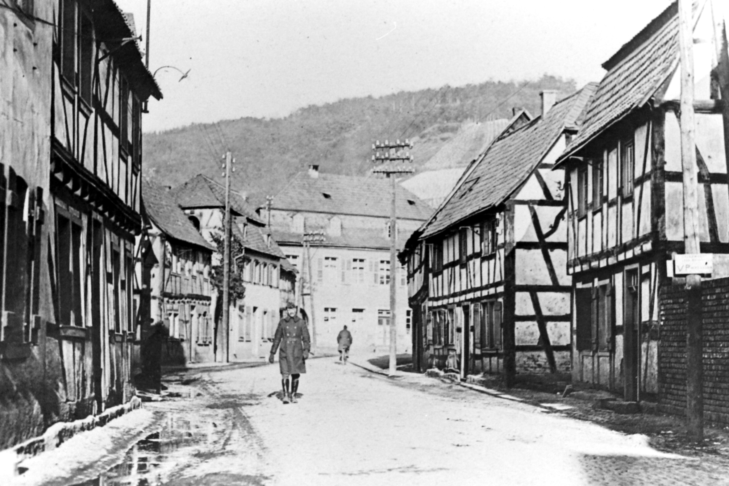 Unknown artist, Amerikanischer Besatzungssoldat spaziert 1918 durch Bodendorf