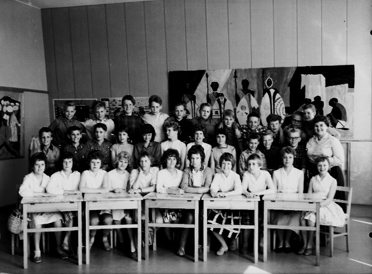 Sven Lindskog, Classroom interior, 33 schoolchildren with teachers.