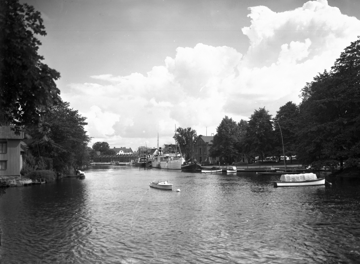 Samuel Lindskog, Örebro Harbour with motor boats, shovels and steamboats.
