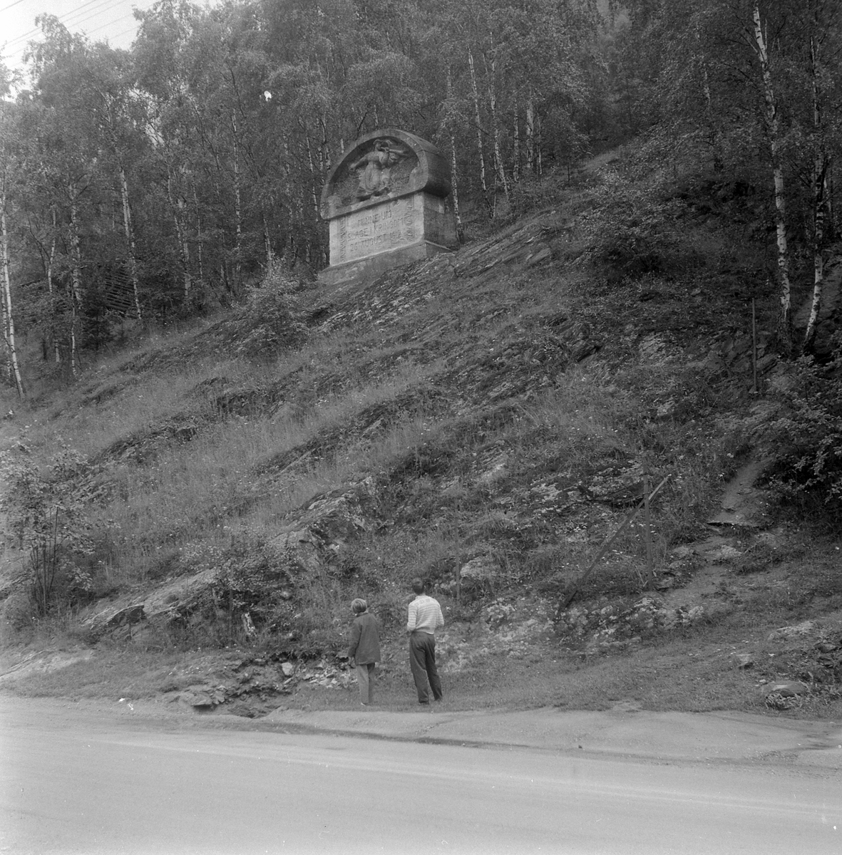Adolf Skjegstad, Asbjørg og Annar Skjegstad, ved Kringenstøtta.