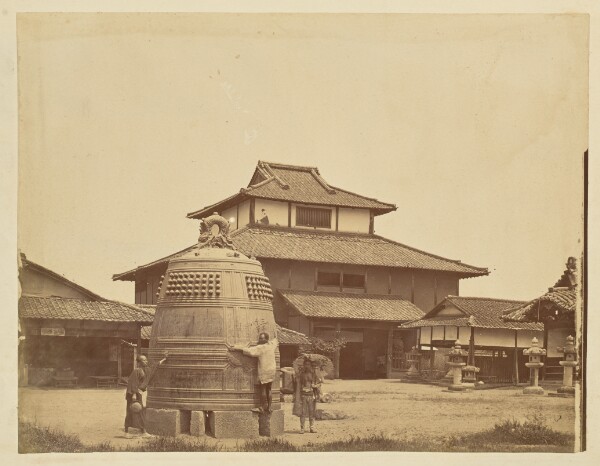 Unknown, [Three men with the bonshō at Hōkō-ji Temple]