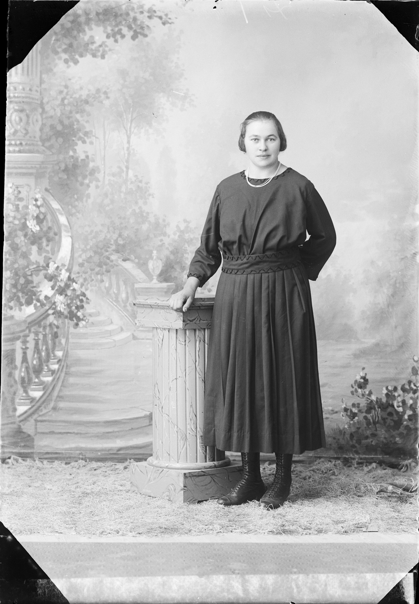 Skötsner-Edhlund, Ateljé Portrait - Gertrud Eriksson from Harg parish, Uppland 1923