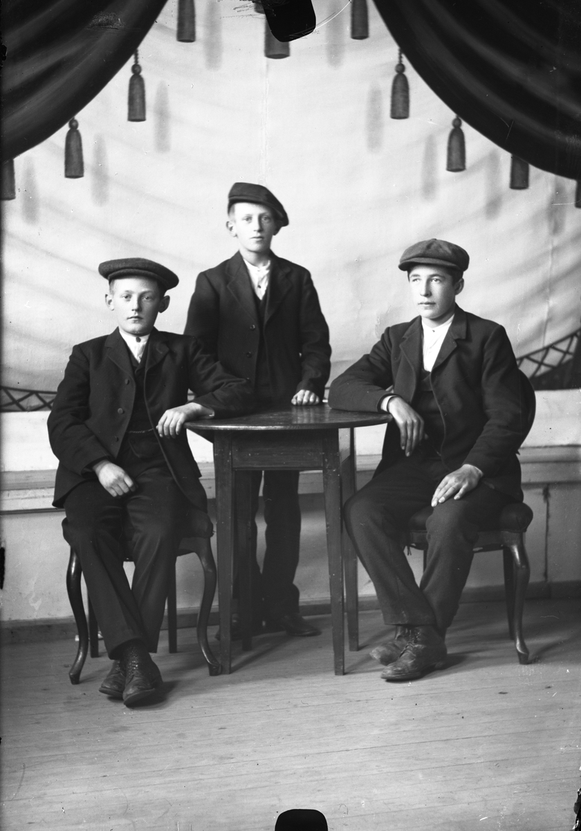 Oscar Holte, Portrett av tre kjekke karer