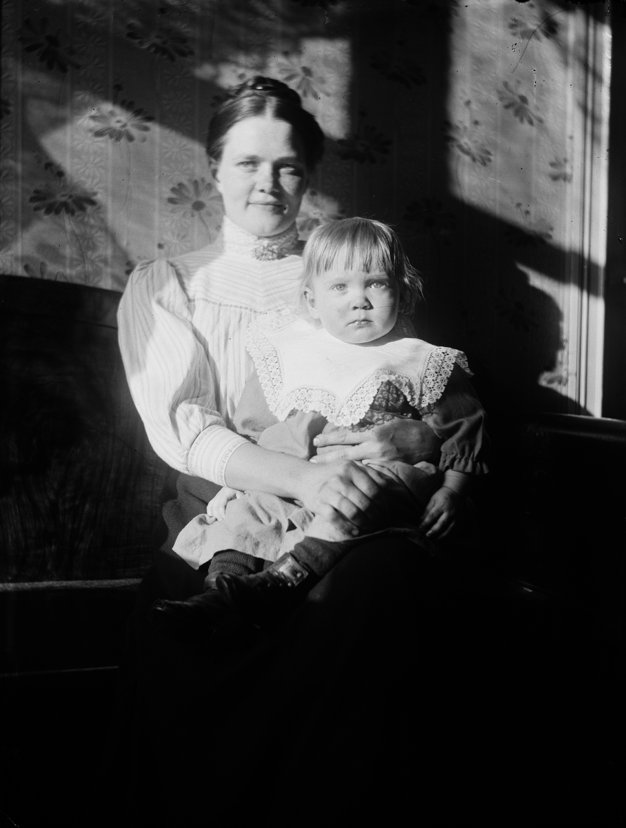 Josef Ärnström, Josef Ärnströms svägerska, Berta Ärnström med sin son Josef, sannolikt Hållnäs socken, Uppland 1909
